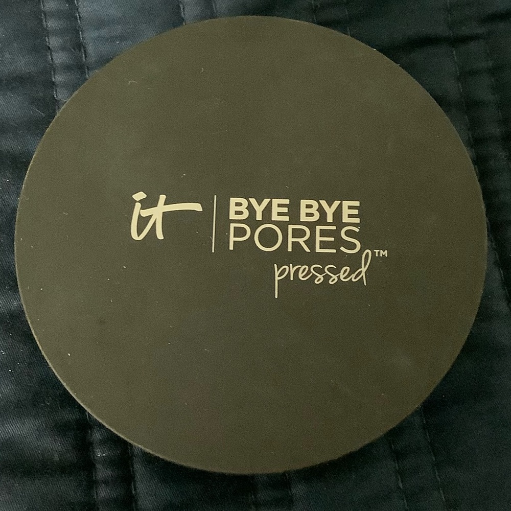 It cosmetic bye bye pores powder, translucent